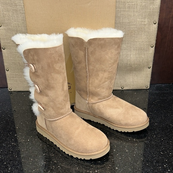 NEW UGG KIDS TALL TRIPLE BAILEY BUTTON BOOT - Picture 4 of 5